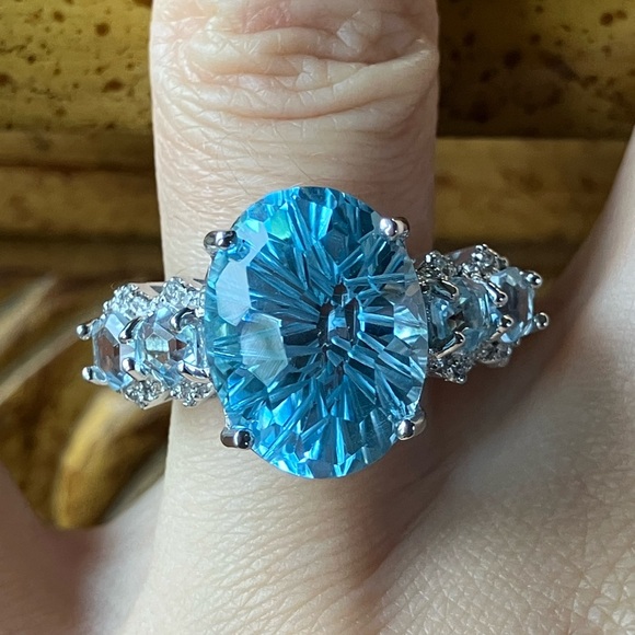 Genuine Sky Blue Topaz Sterling Silver Cocktail Ring Size 7 - Picture 1 of 11